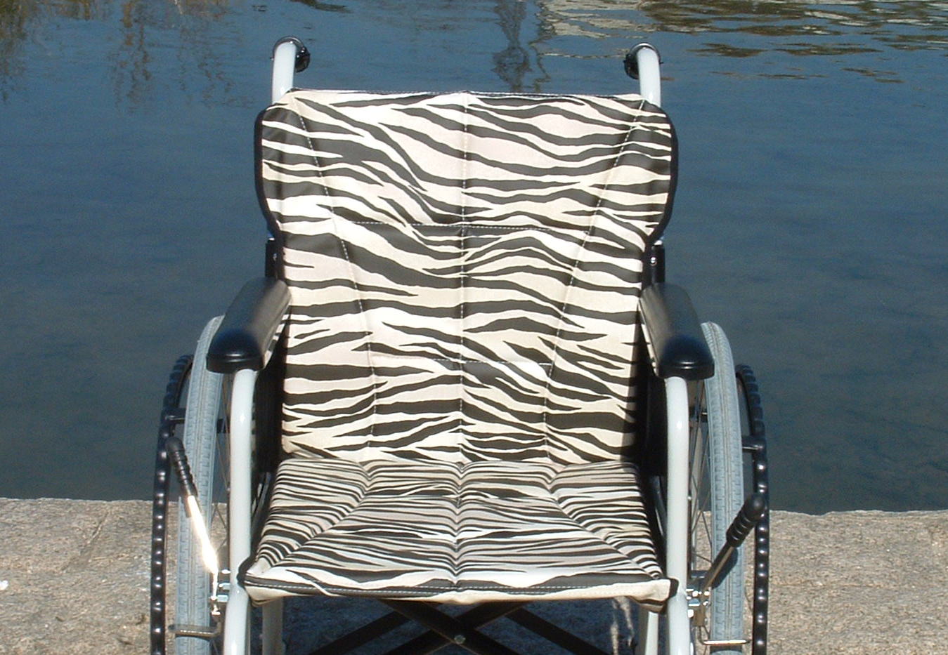 「こんなド派手な車椅子は見た事がございません。」FIGOが誇る斬新なデザインは『ゼブラ』、そうシマウマカラーです。大胆でワイルド！そしてオシャレ着感覚で扱えるとてもスタイリッシュなデザインです。