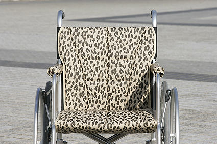 車椅子用：ヒョウ柄・ゼブラ柄共に、これまでなかった斬新なデザインに仕上げています。ワイルドでありつつ、オシャレ着感覚で扱えるとてもスタイリッシュなデザイン