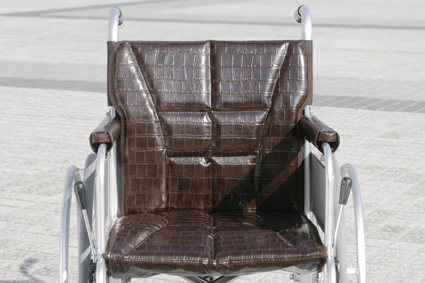 車椅子用：上質のクロコダイルレザーを使用し、ＦＩＧＯラインの中では最上のクラスです。車椅子用カスタムシートとしての高級感・存在感ではダントツの人気を誇ります